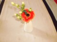 Klein vaasje met verse bloem